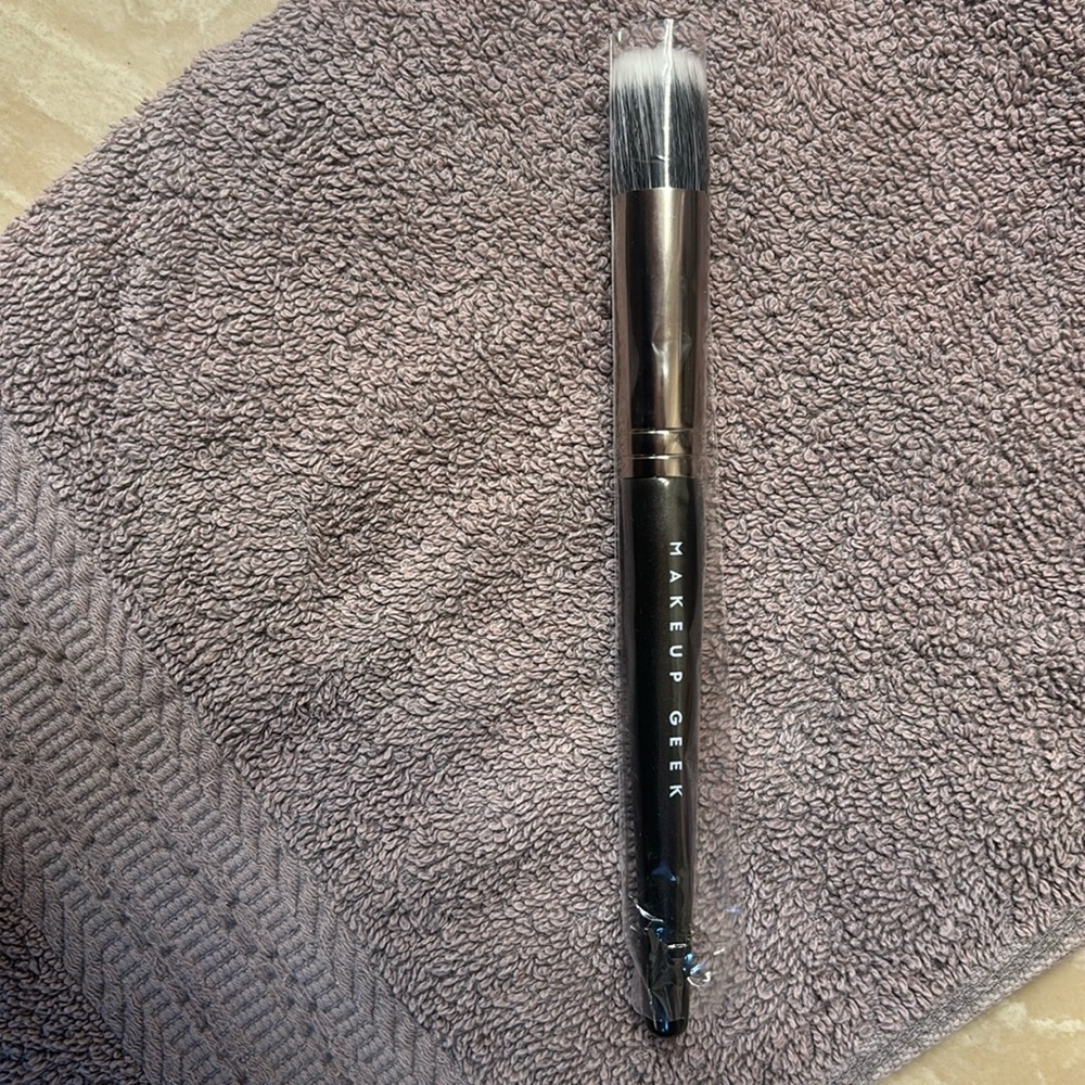 Makeup Geek cheek highlighter brush